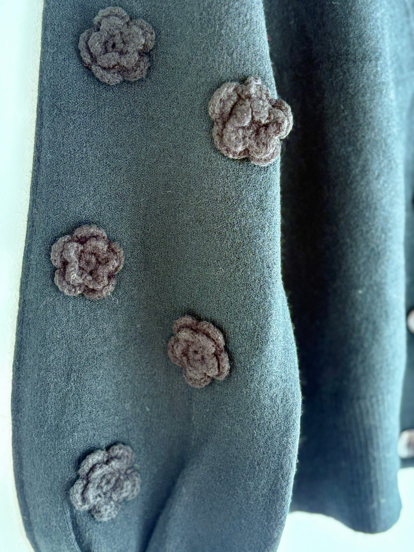 Casaco de malha mangas flores preto | Minhámê