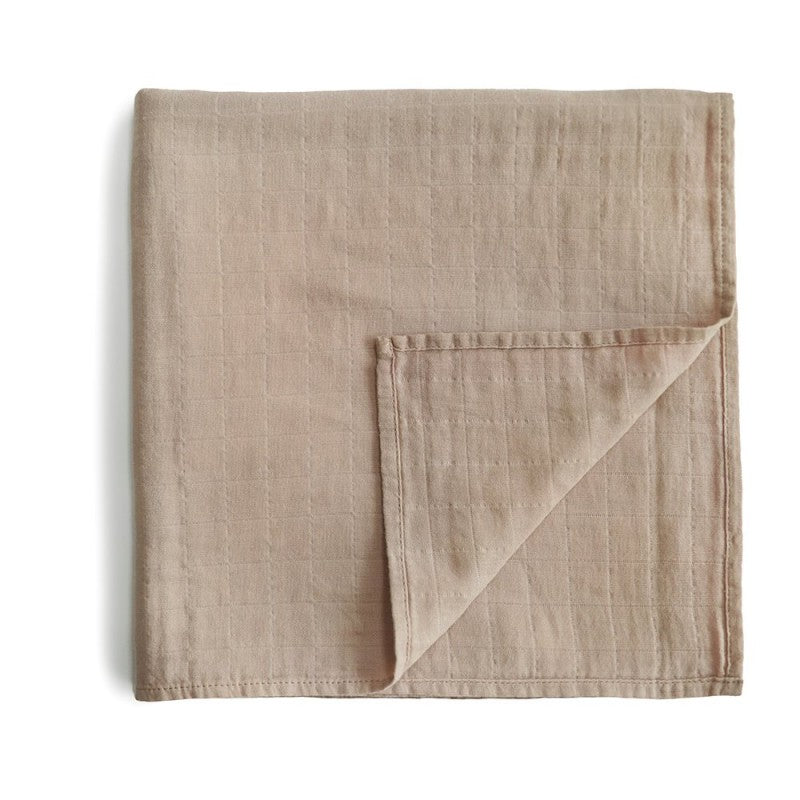 musselina swaddle para bebés e crianças na cor pele taupe da marca mushie