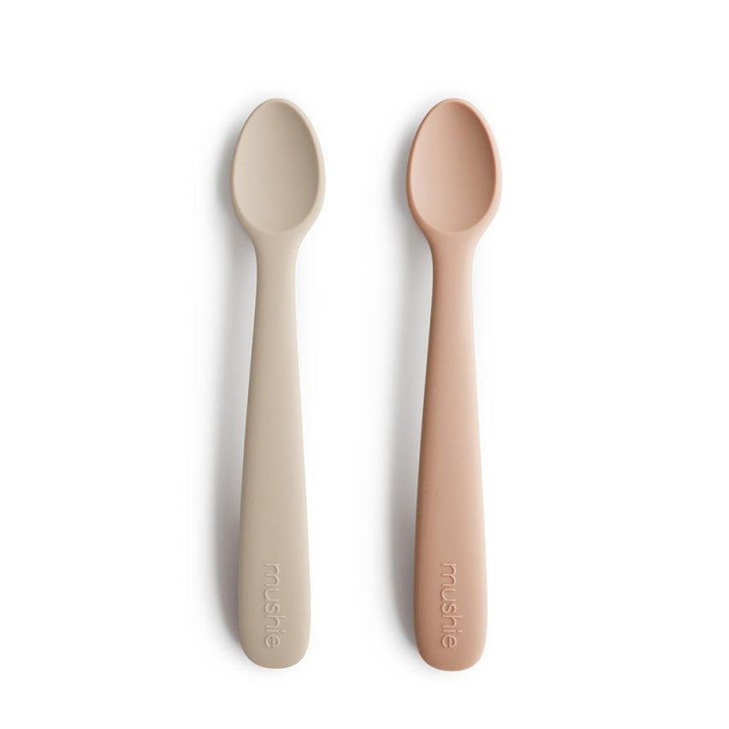 pack de duas colheres em silicone para alimentação de bebés e crianças nas cores shifting sand e blush da marca mushie