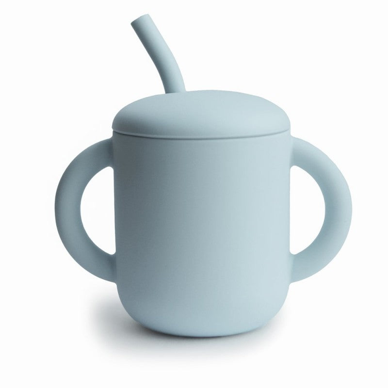 copo em silicone com palhinha para bebés e crianças na cor Powder Blue da marca mushie