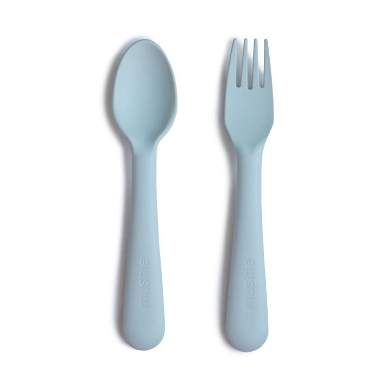 talheres pack de garfo e colher para bebés e crianças na cor Powder Blue da marca mushie