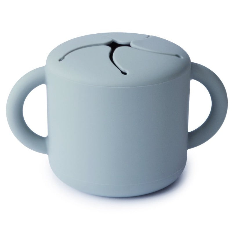 copo para snacks para bebés e crianças na cor powder blue da marca mushie