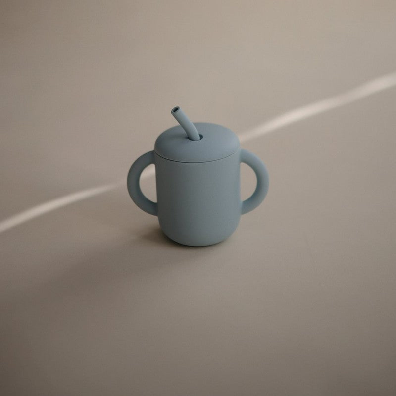 Copo com palhinha em silicone Powder Blue | Mushie