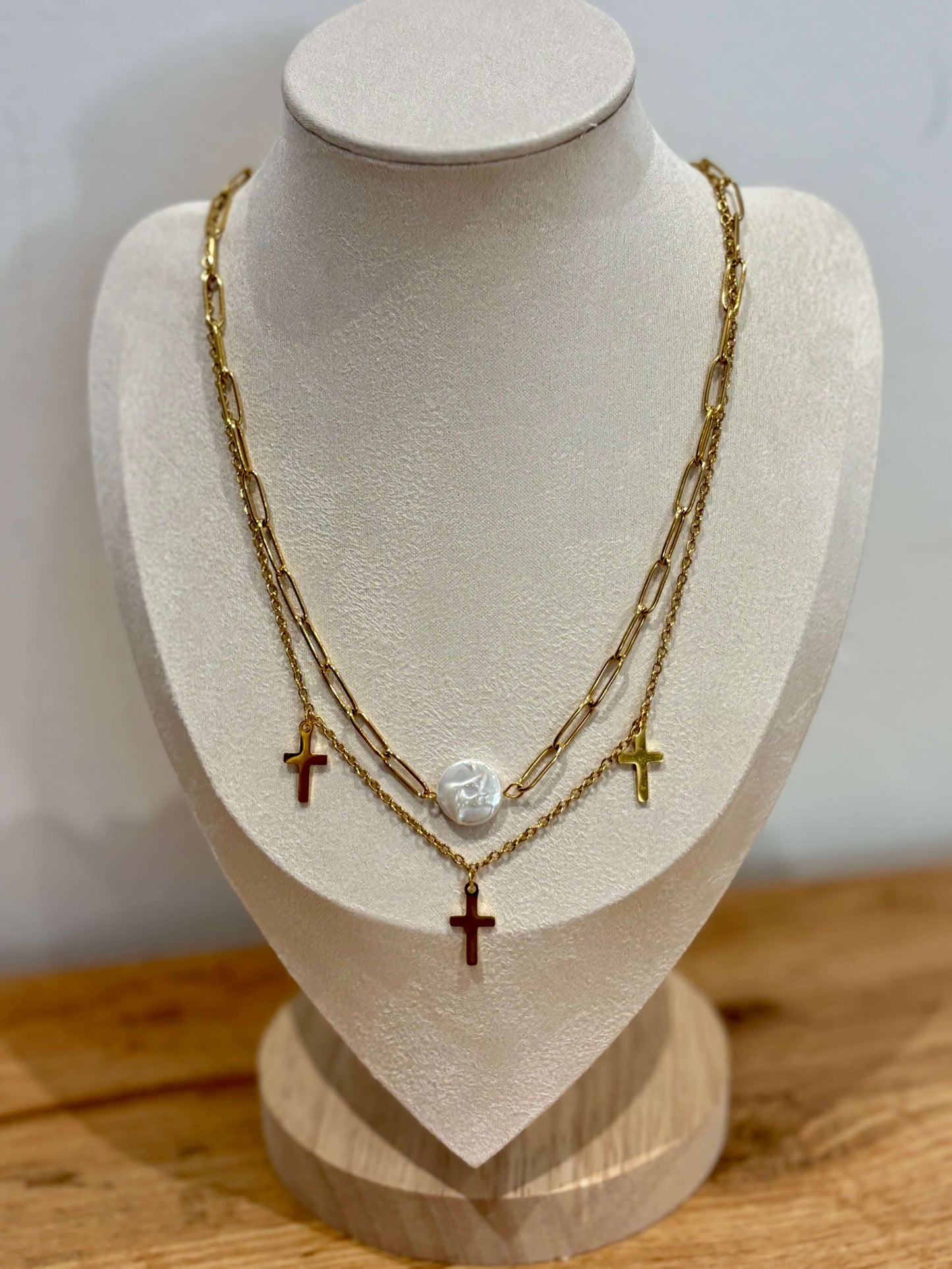 Colar Duplo Pérola facetada e Cruzes | Minhámê