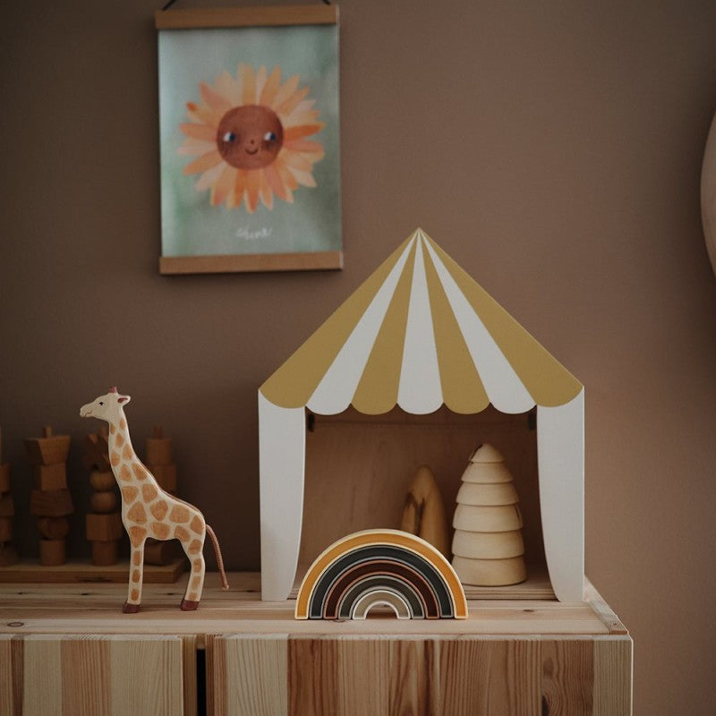 brinquedo para bebés e crianças em forma de arco-íris para empilhar da marca mushie vista em decoração