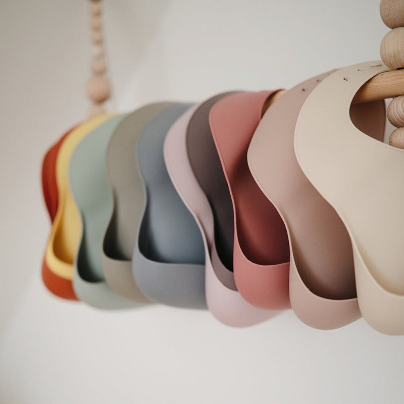 babete para bebés e crianças em silicone com bolsa colectora na cor tradewinds da marca mushie mais cores