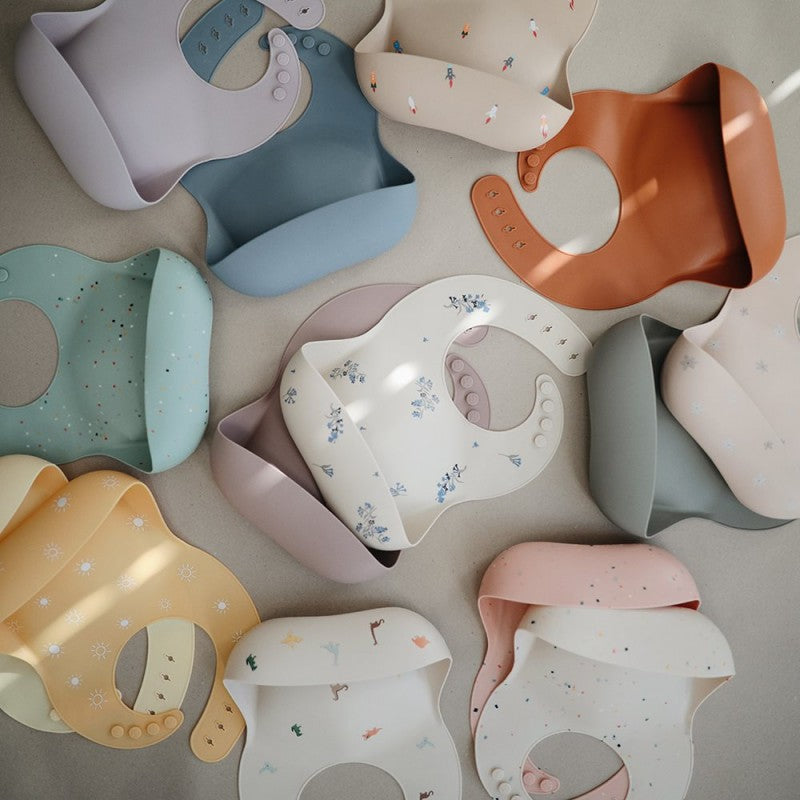 babete para bebés e crianças em silicone com bolsa colectora na cor tradewinds da marca mushie outras cores