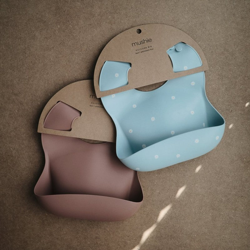 babete para bebés e crianças em silicone com bolsa colectora na cor tradewinds da marca mushie outras cores