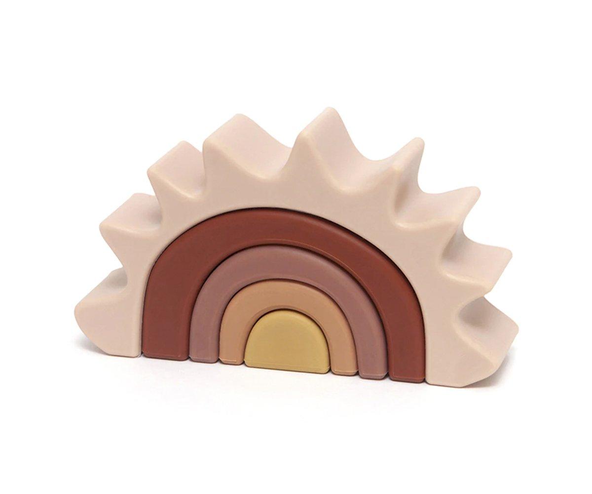Brinquedo para bebés em forma de arco-íris para empilhar no formato sol da marca Petit Monkey montado