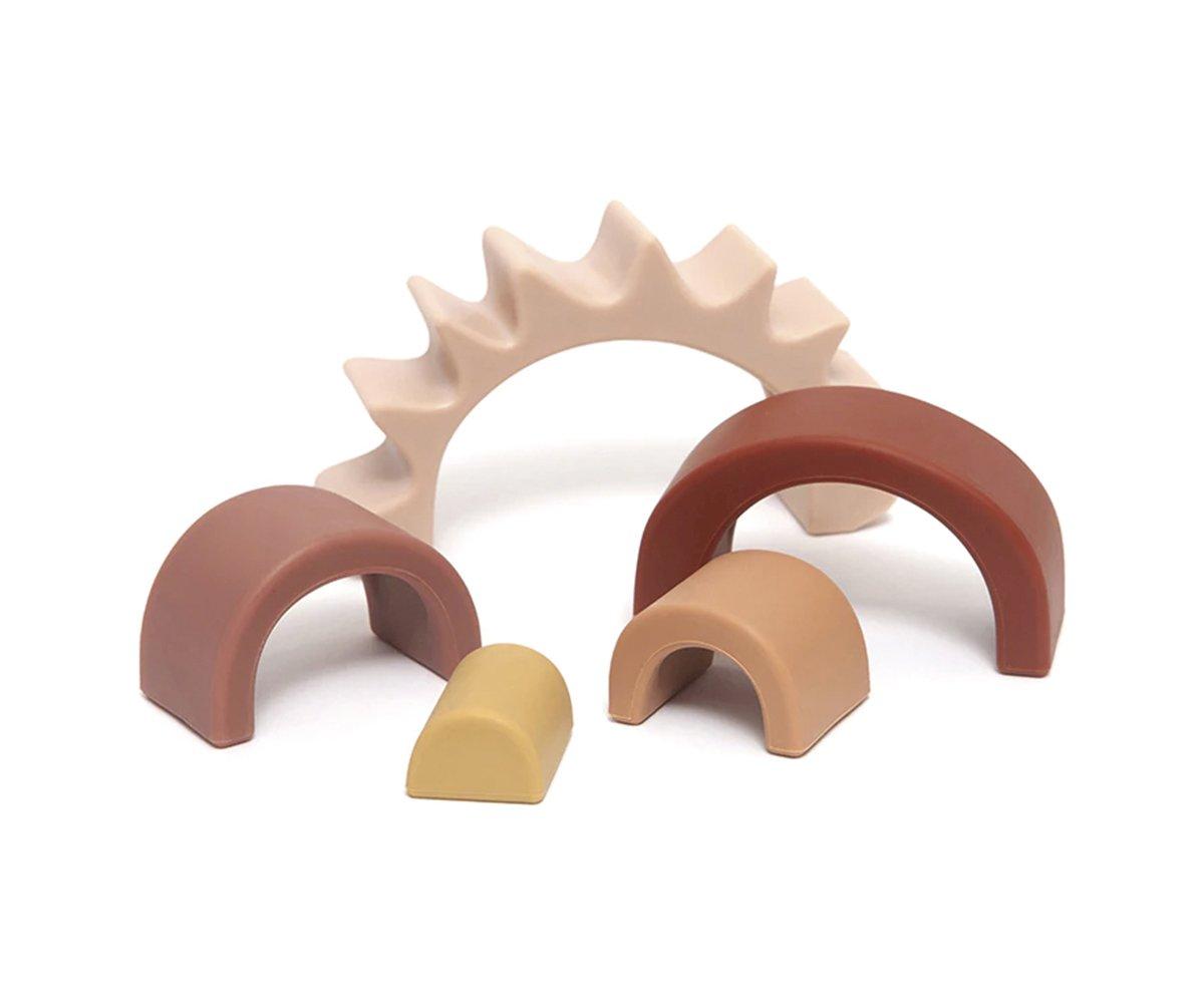 Brinquedo para bebés em forma de arco-íris para empilhar no formato sol da marca Petit Monkey desmontado