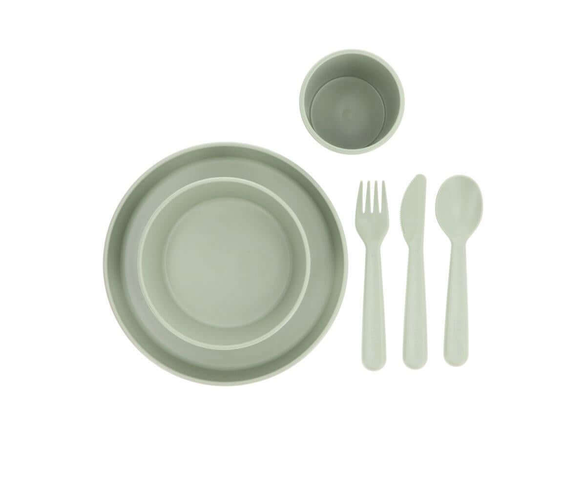 Conjunto de refeição com prato, tigela, talheres e copo na cor Sage da marca Tutete