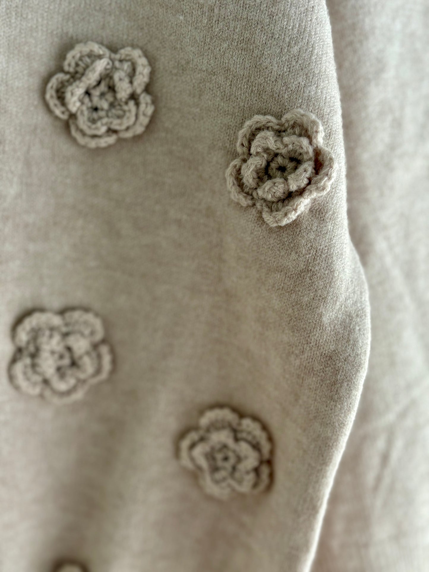Casaco de malha mangas flores taupe | Minhámê