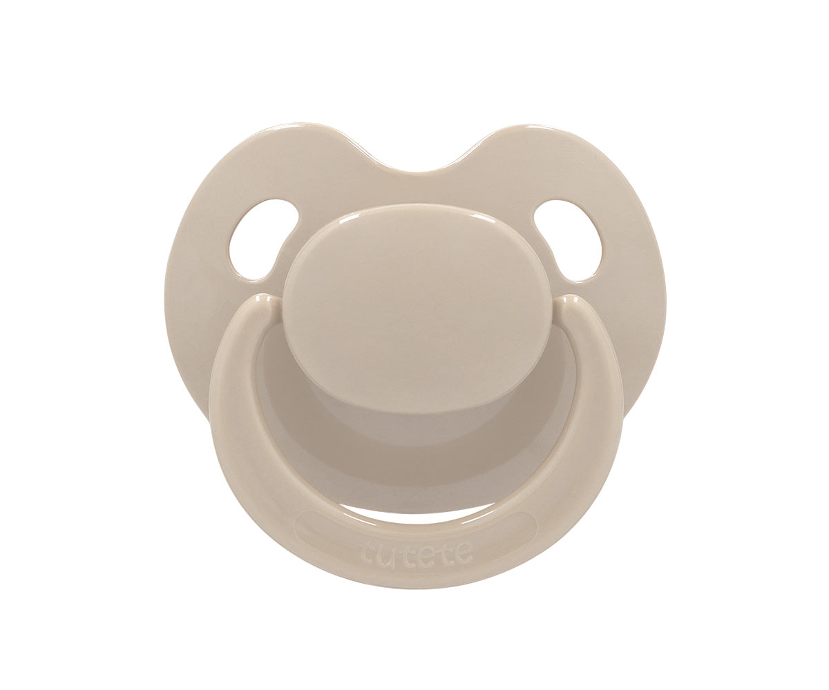 chupeta com tetina anatómica no modelo retro nordic na cor beige da marca tutete