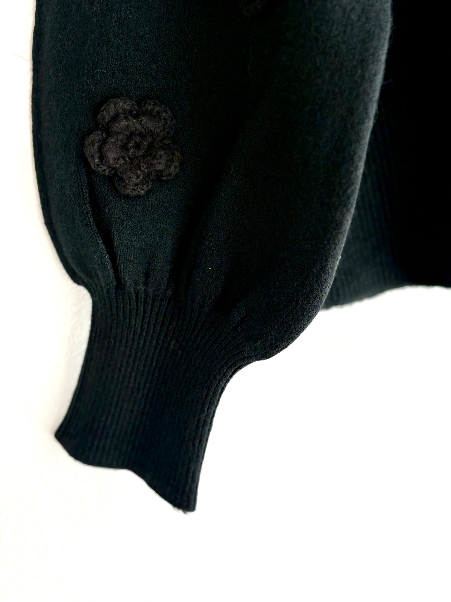 Casaco de malha mangas flores preto | Minhámê