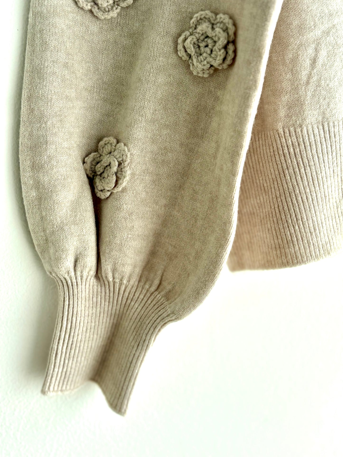 Casaco de malha mangas flores taupe | Minhámê