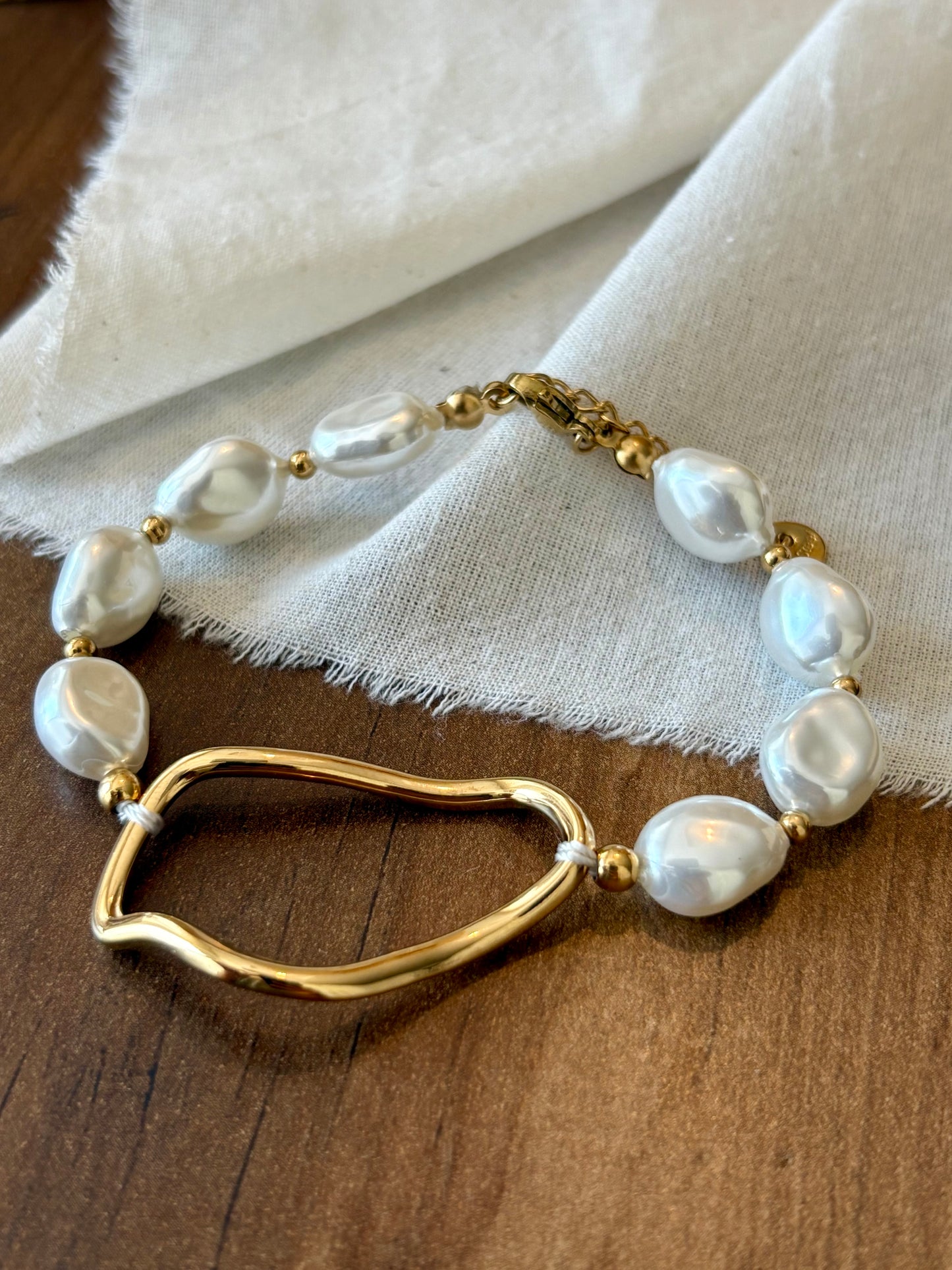 Pulseira pérolas facetadas com argola dourada | Minhámê