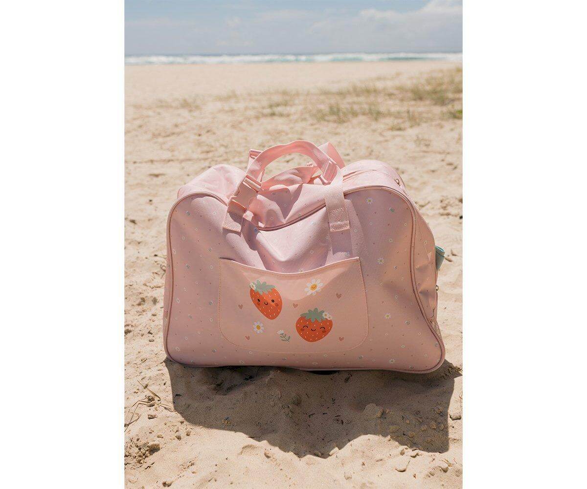bolsa de praia anti-areia da marca Monneka no padrão Strawberries na praia