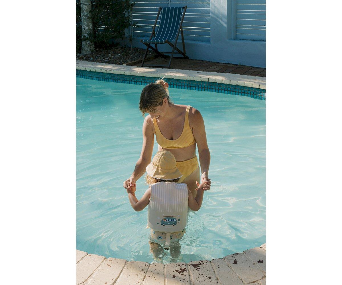 colete flutuador infantil da marca Monneka para bebés e crianças no padrão Surf Van a uso