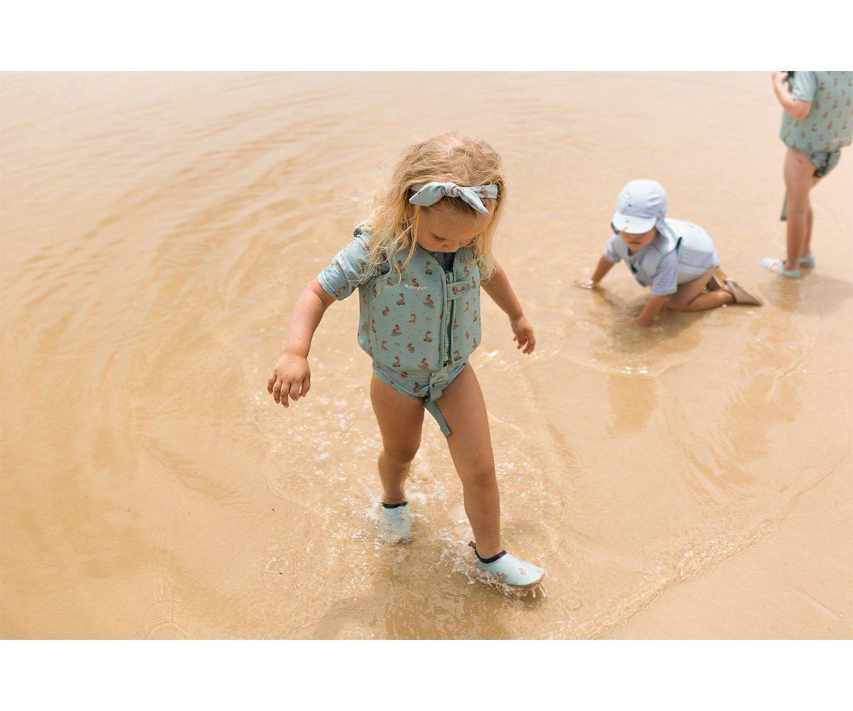 colete flutuador infantil da marca Monneka para bebés e crianças no padrão Cool Dinos na praia