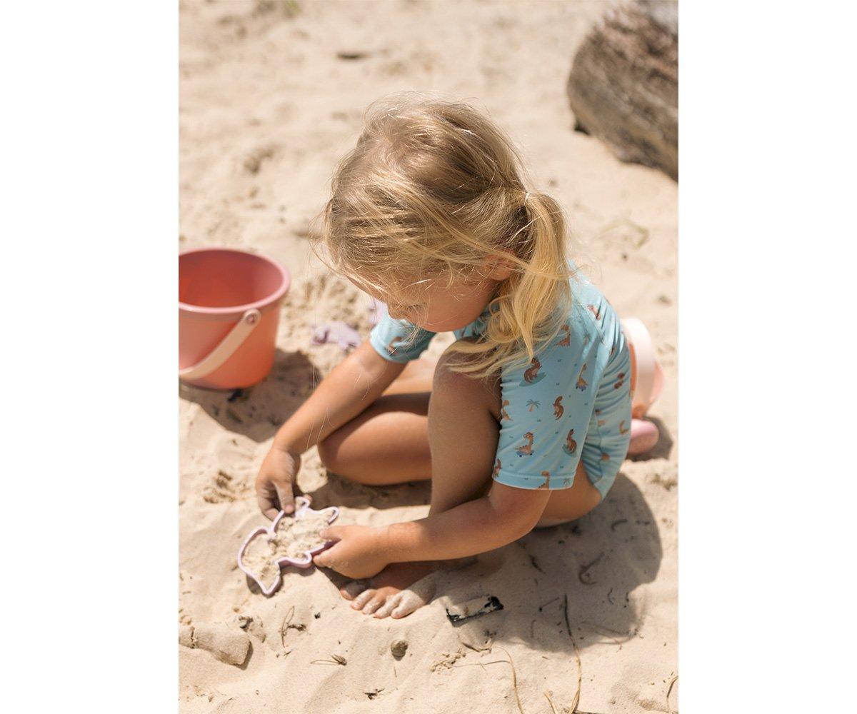 conjunto de brinquedos de praia com camião da marca Monneka na cor Old Rose em uso