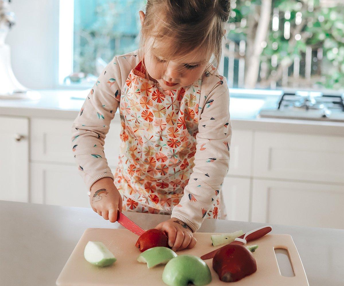 Faca de Autonomia Infantil Caramel da marca KiddiKutter a uso por criança não corta dedos