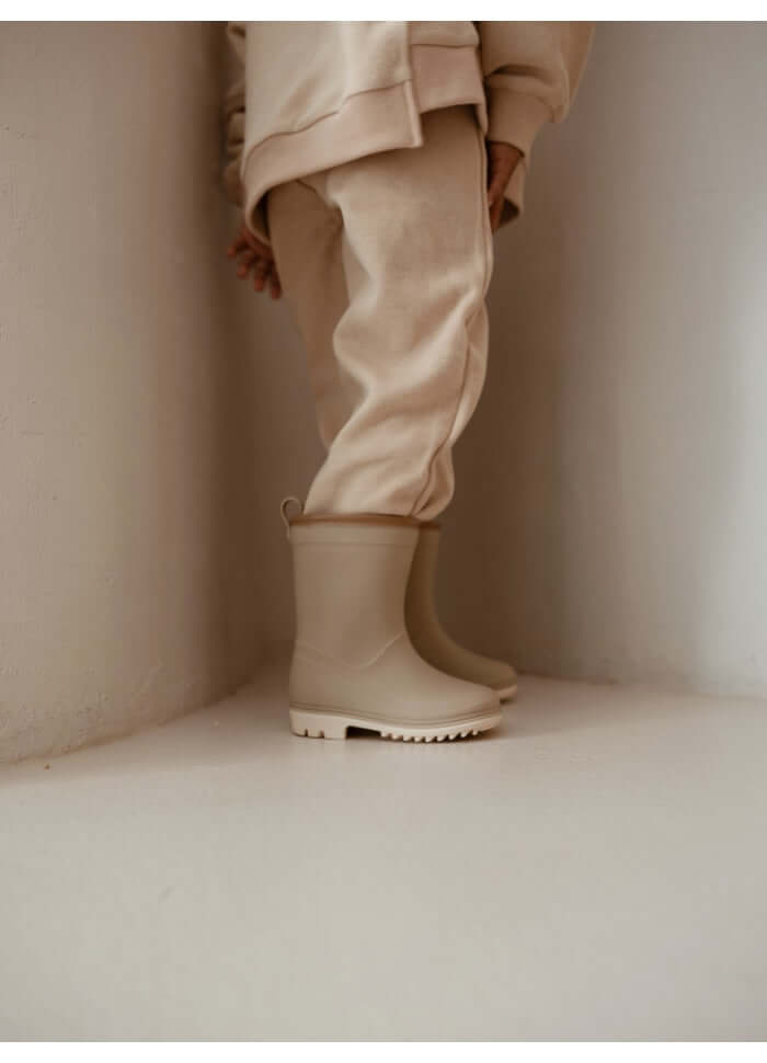 Botas infantis para a chuva na cor taupe da marca Mrs ertha (galochas) a uso