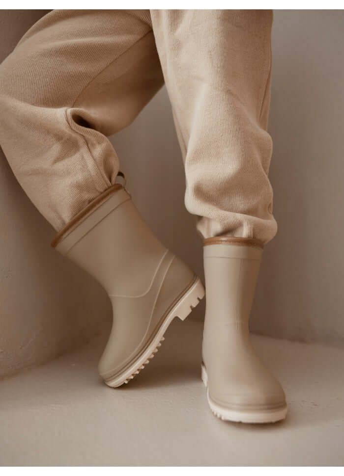 Botas infantis para a chuva na cor taupe da marca Mrs ertha (galochas) a uso imagem 2