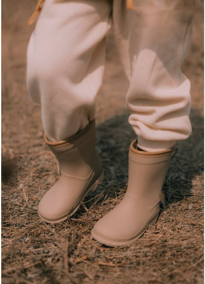 Botas infantis para a chuva na cor taupe da marca Mrs ertha (galochas) a uso na rua