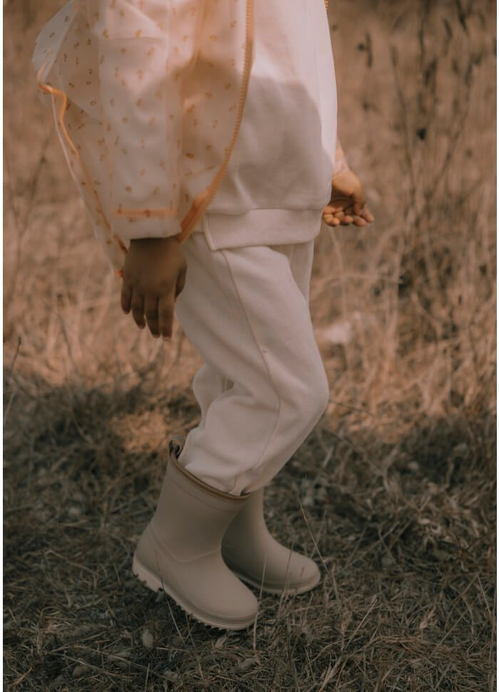 Botas infantis para a chuva na cor taupe da marca Mrs ertha (galochas) a uso na rua imagem 3