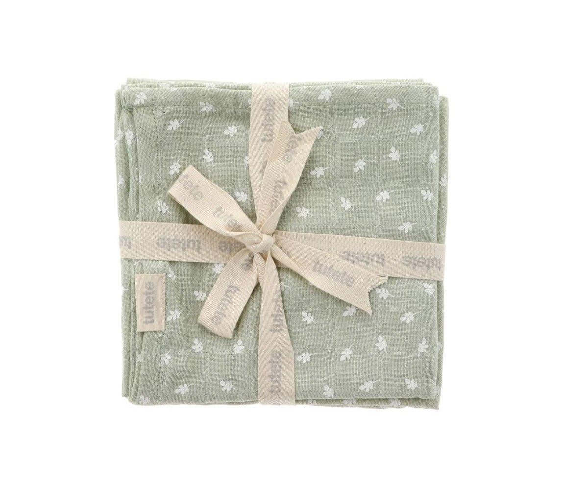 Pack de duas musselinas pequenas no padrão Leaves na cor Sage da marca Tutete