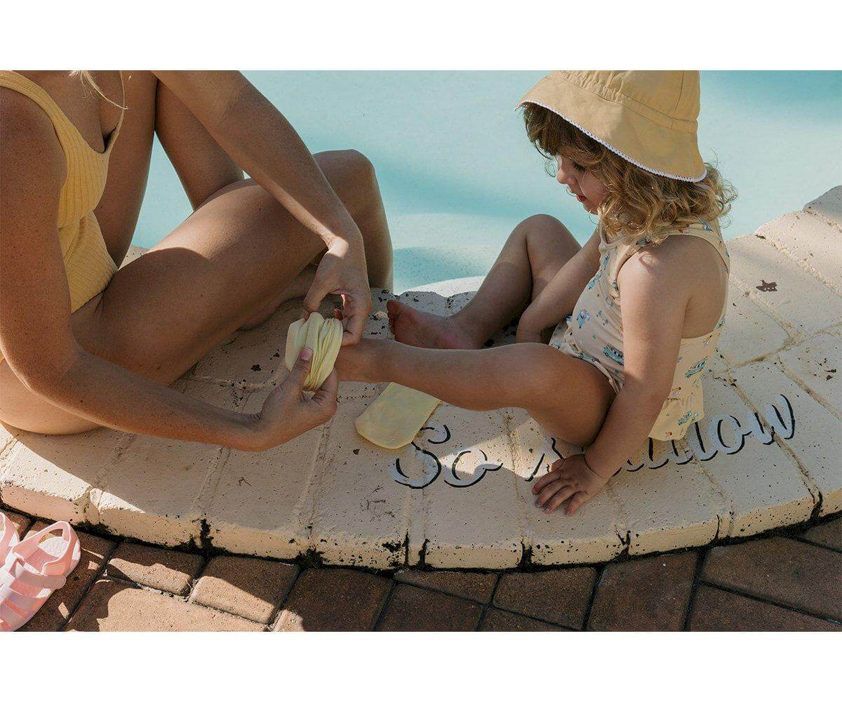 meias para bebés e crianças anti-derrapantes para uso em piscina da marca monneka na cor sage a serem calçadas