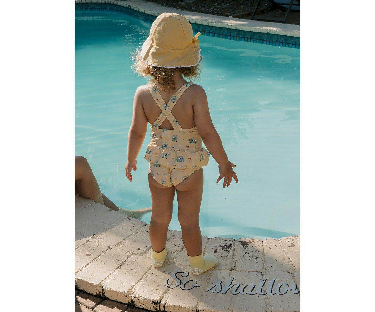 meias para bebés e crianças anti-derrapantes para uso em piscina da marca monneka na cor sage em uso na piscina