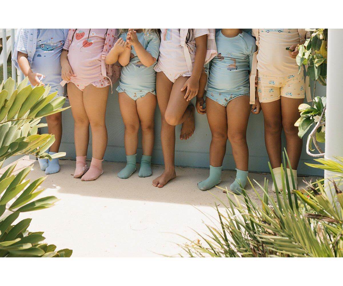 meias para bebés e crianças anti-derrapantes para uso em piscina da marca monneka na cor sage várias cores
