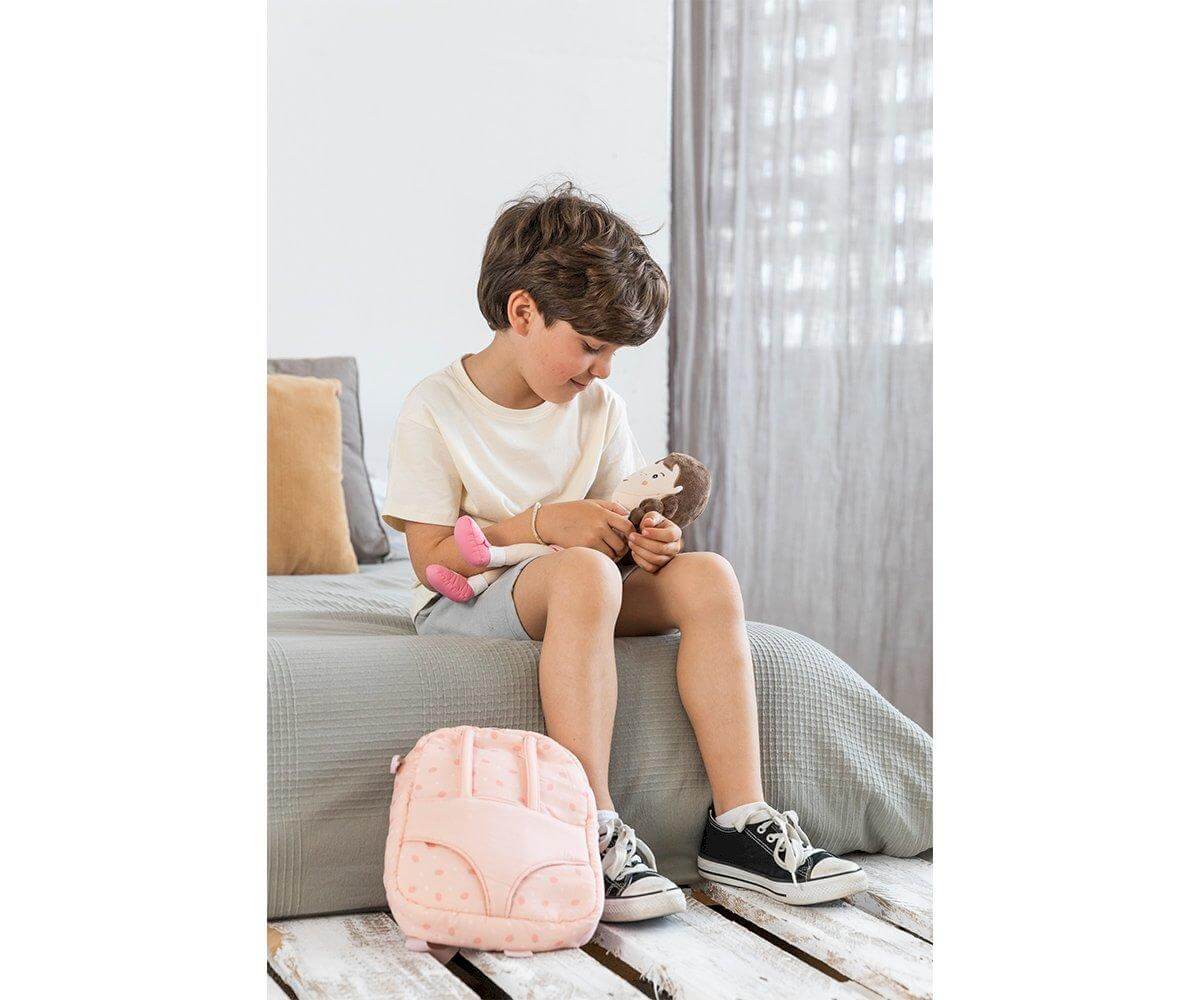 criança a brincar com a Mochila transporta Boneca Strawberries Rosa da marca Monneka