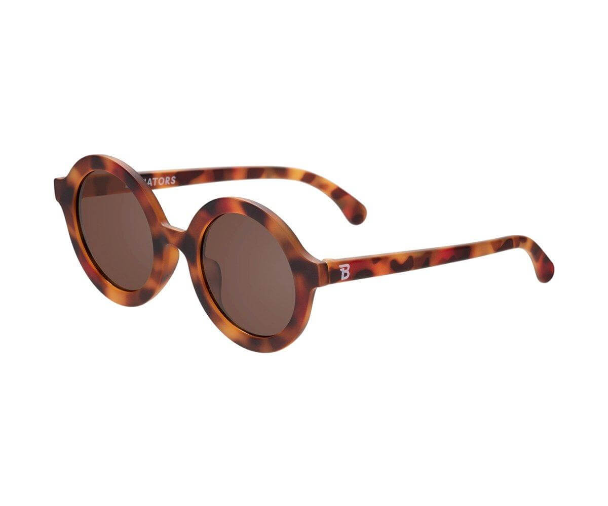 Óculos de sol modelo round da marca babiators na cor tortoise Abertos