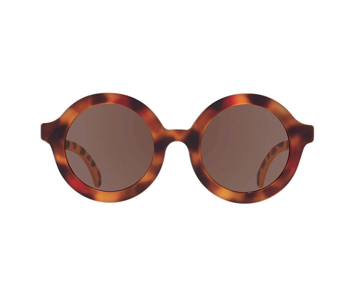 Óculos de sol modelo round da marca babiators na cor tortoise