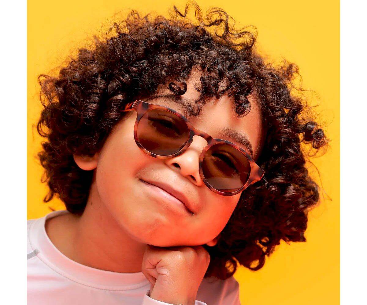 Criança a usar os Óculos de sol modelo keyhole da marca babiators na cor tortoise