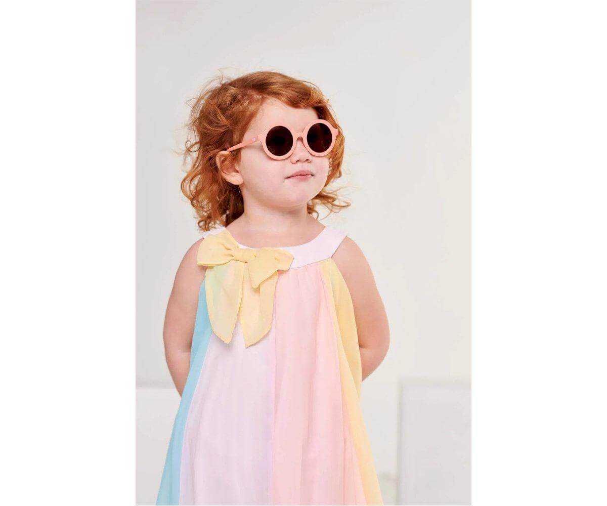 Óculos de sol modelo round da marca babiators na cor peachy Em uso