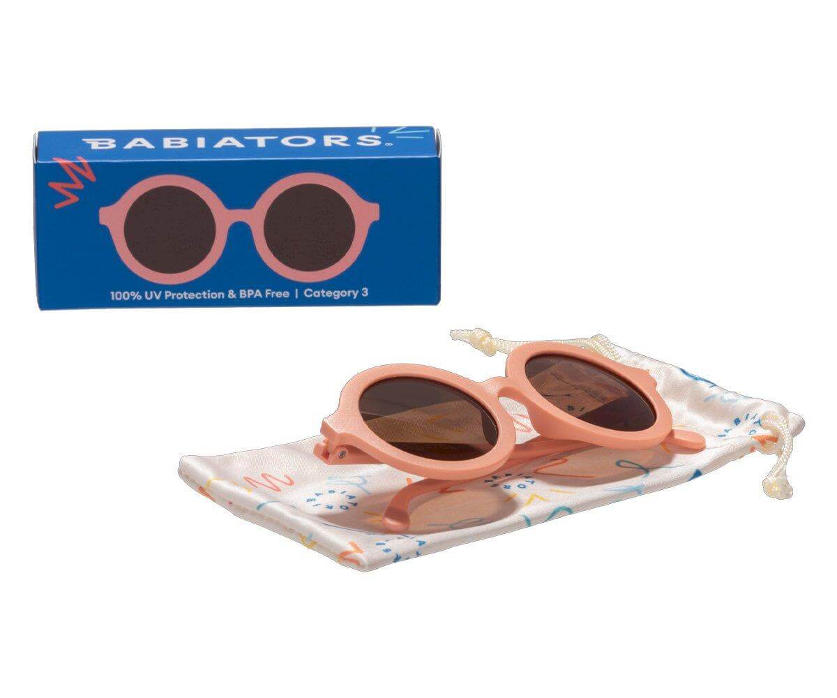 Óculos de sol modelo round da marca babiators na cor peachy Com bolsa de transporte