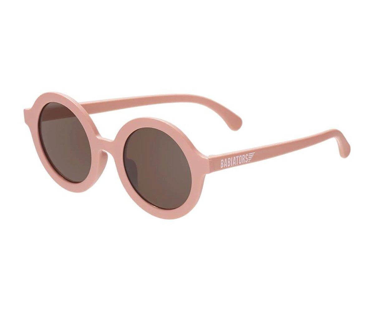 Óculos de sol modelo round da marca babiators na cor peachy Vista abertos
