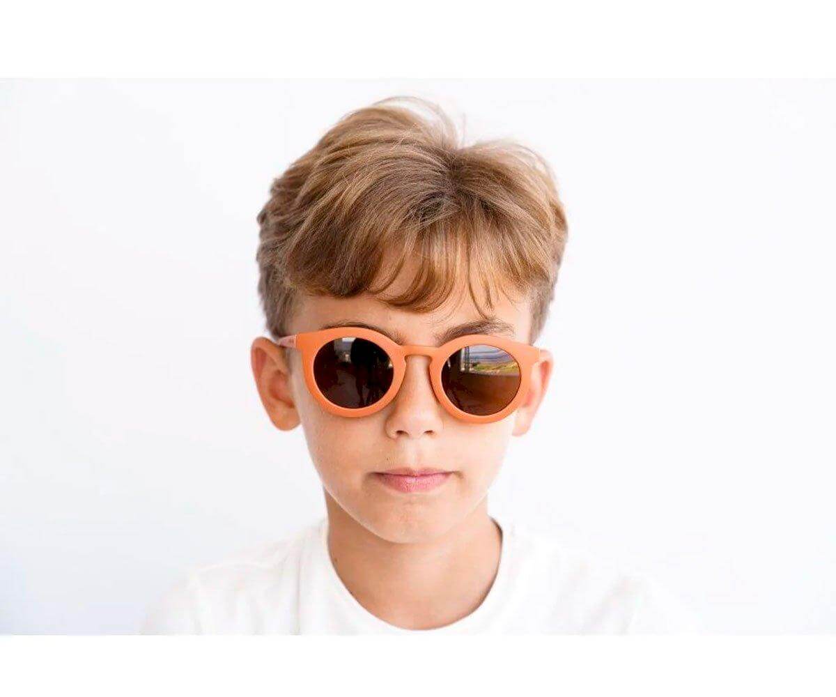 Óculos de sol infantis Classic ember da marca Grech & Co Em uso