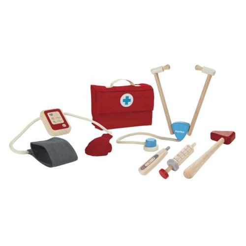 brinquedo em madeira com conjunto de mala de médico e acessórios da marca Plan Toys
