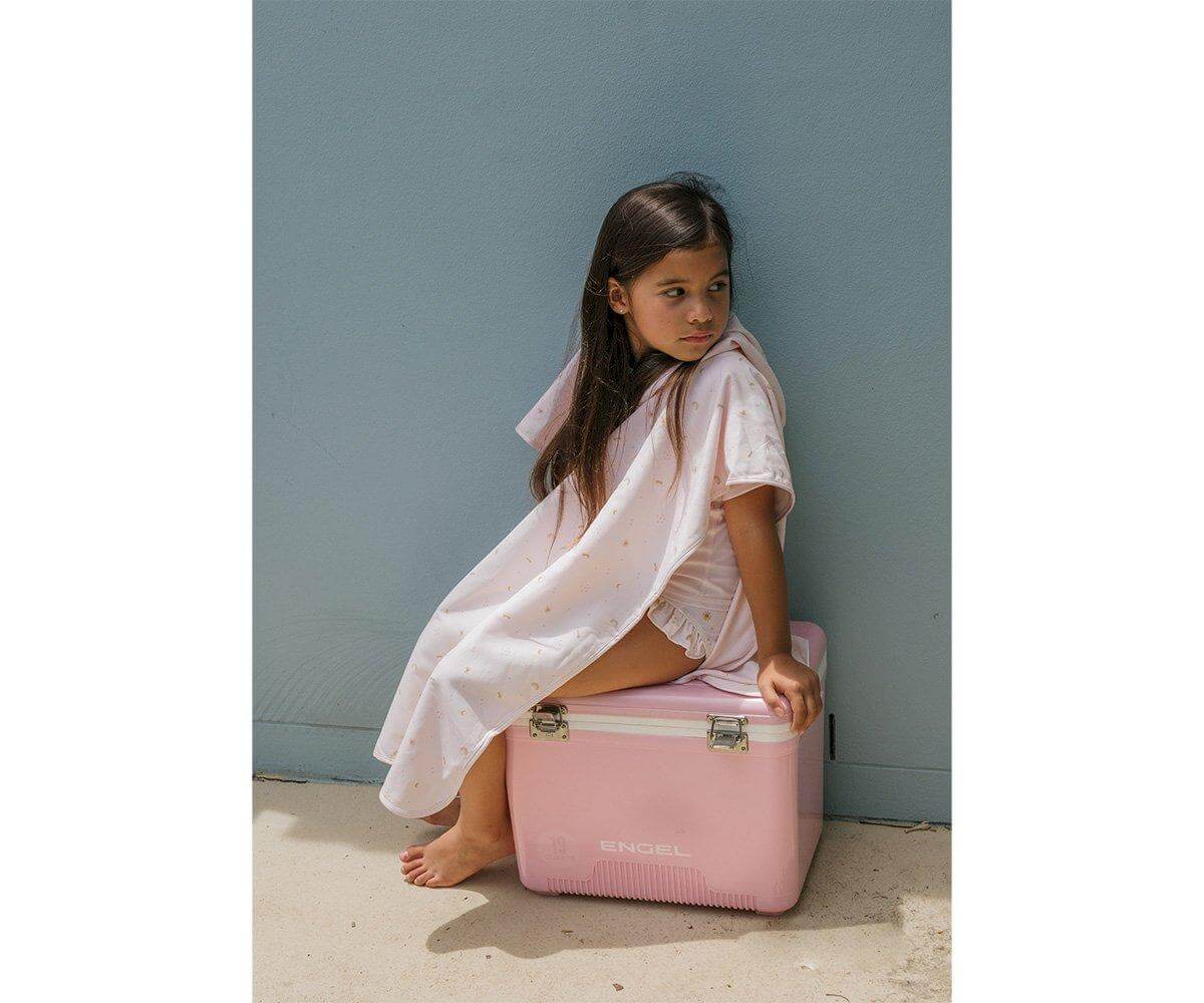 Poncho de praia infantil para bebés e crianças da marca Monneka no padrão starlight em uso