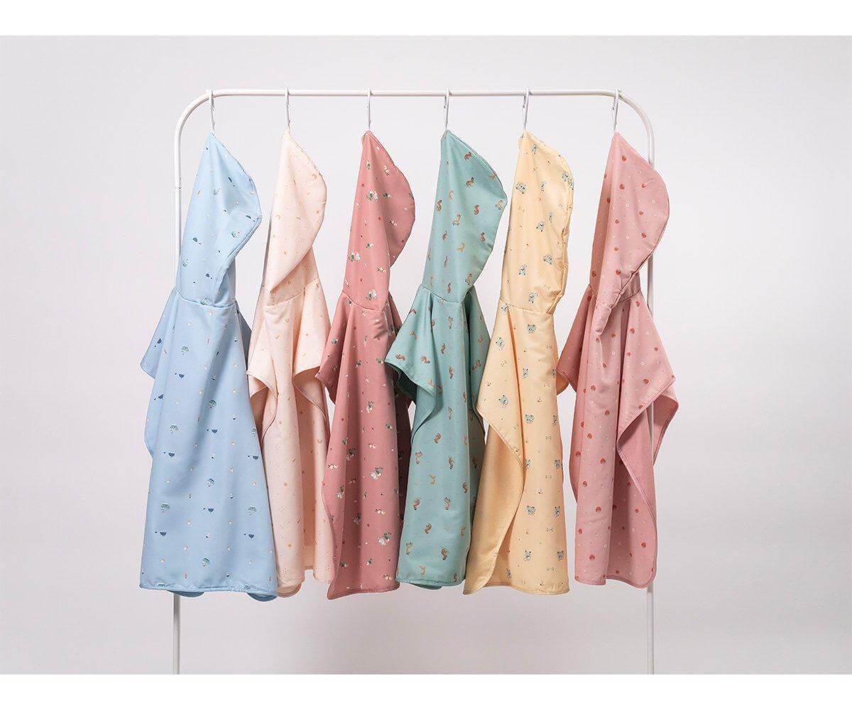 Poncho de praia infantil para bebés e crianças da marca Monneka no padrão starlight em outras cores