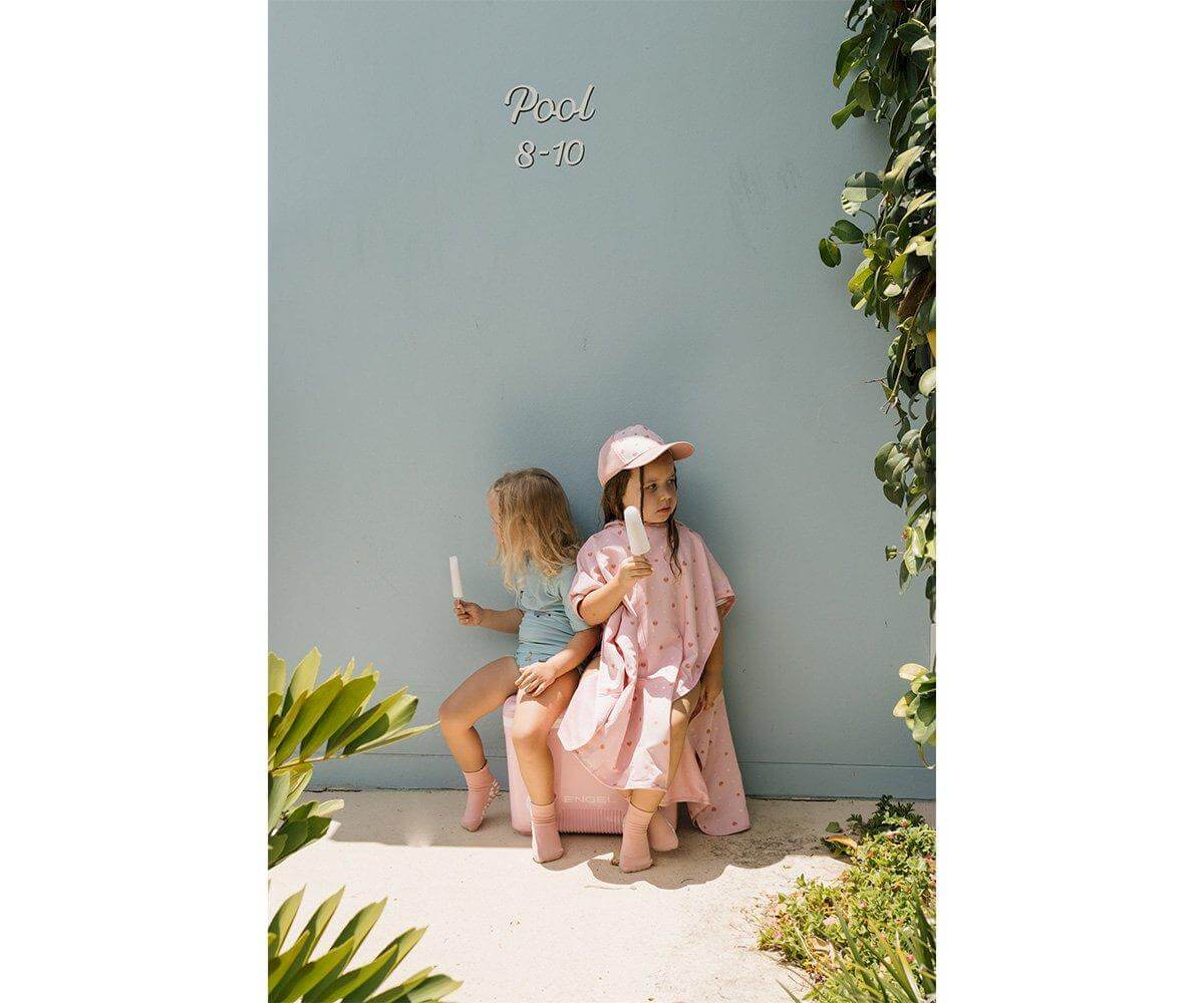 Poncho de praia infantil para bebés e crianças da marca Monneka no padrão strawberries em uso