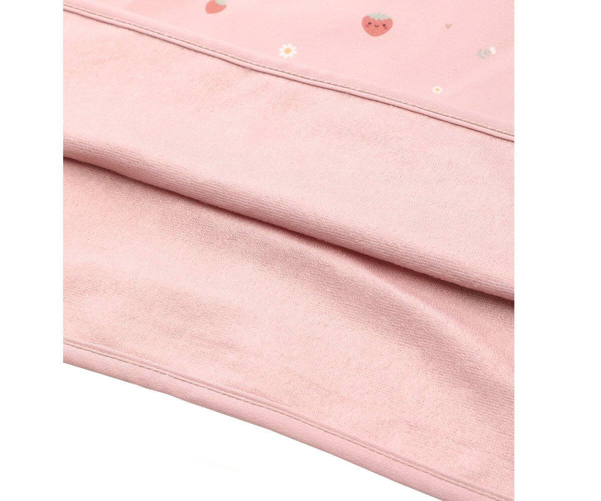 Poncho de praia infantil para bebés e crianças da marca Monneka no padrão strawberries detalhe tecido
