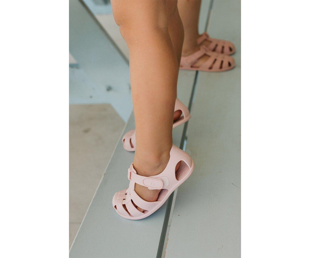 Sandálias infantis barefoot calçado respeitador da marca Monneka na cor old rose no pé