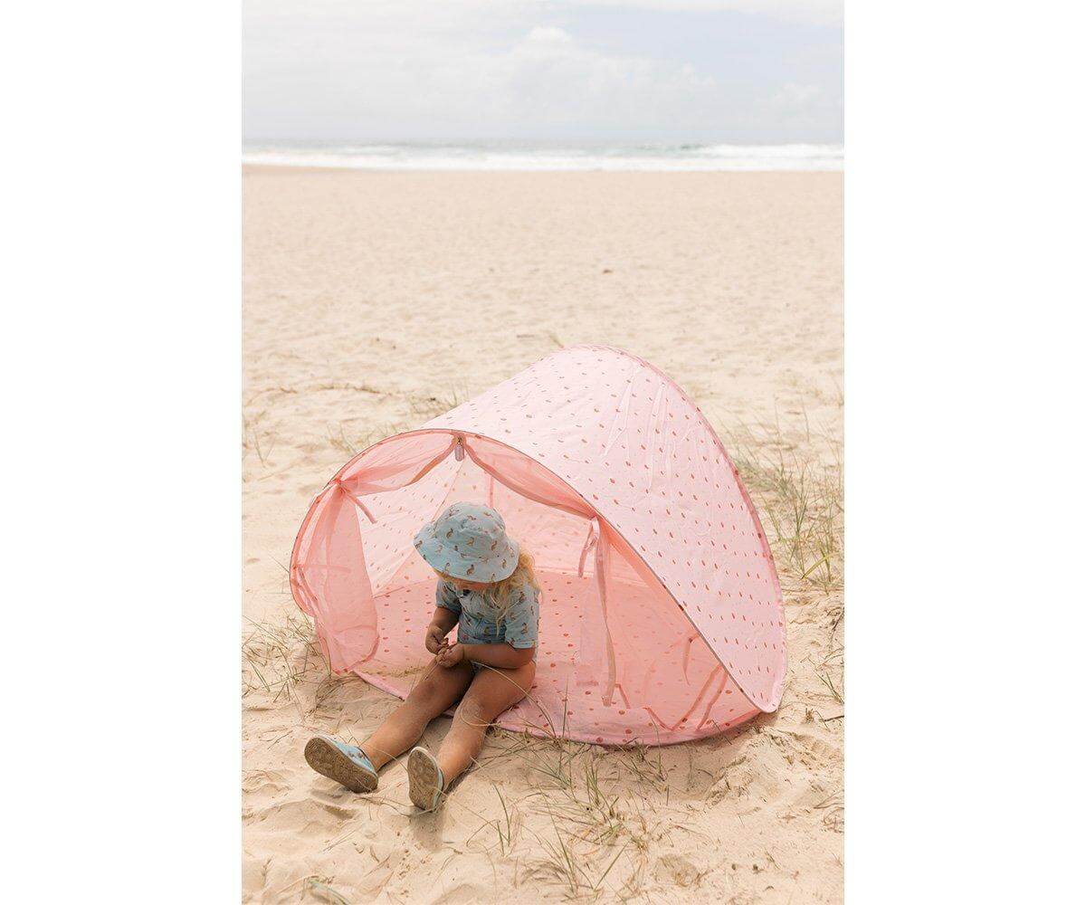 Tenda de praia infantil para bebés e crianças da marca monneka no padrão starlight em uso