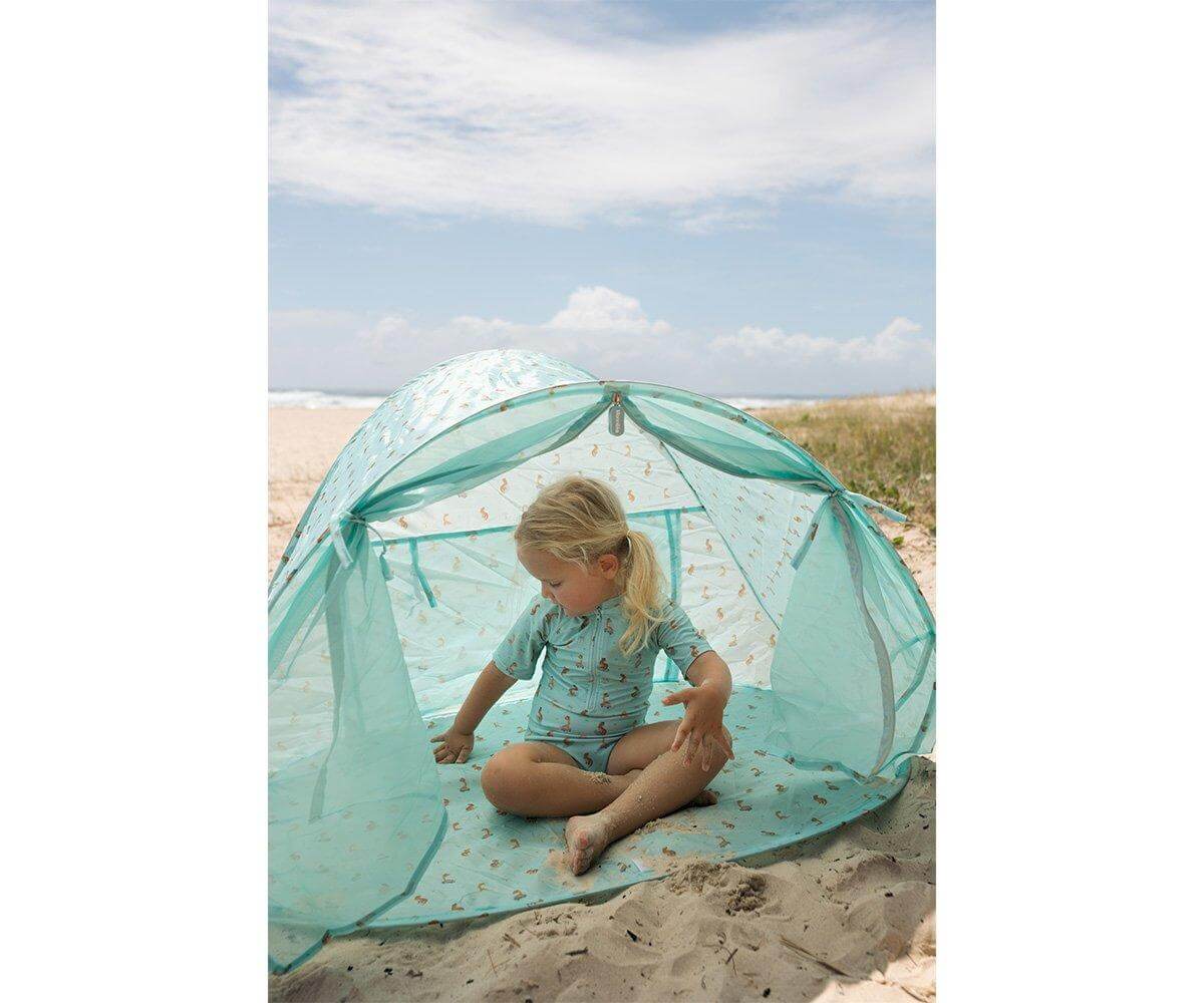 Tenda de praia infantil para bebés e crianças da marca monneka no padrão starlight na praia