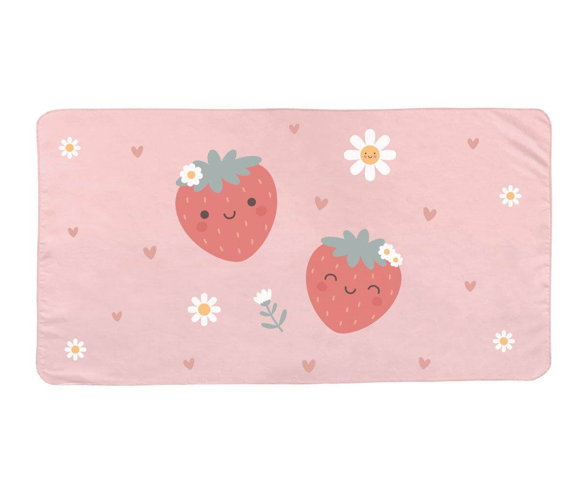 Toalha de praia infantil para bebés e crianças da marca Monneka no padrão morango Strawberries